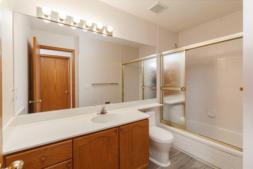 39 Signature Mews Sw, Calgary, AB - Indoor Photo Showing Bathroom