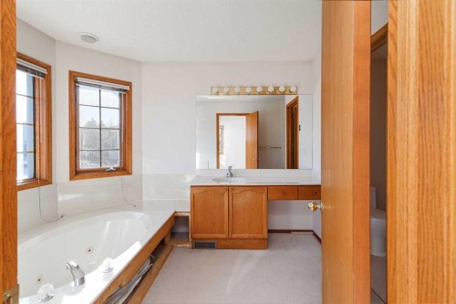 39 Signature Mews Sw, Calgary, AB - Indoor Photo Showing Bathroom