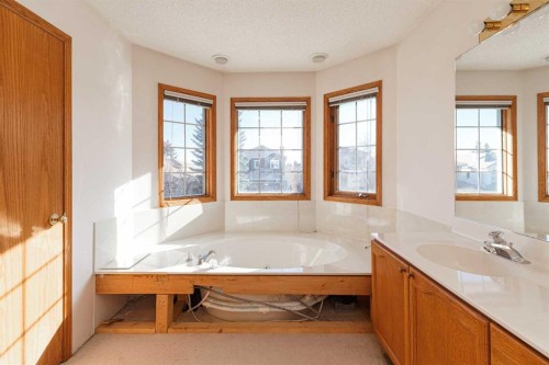 39 Signature Mews Sw, Calgary, AB - Indoor Photo Showing Bathroom