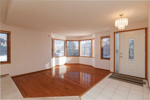 39 Signature Mews Sw, Calgary, AB - Indoor Photo Showing Other Room