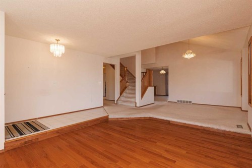 39 Signature Mews Sw, Calgary, AB - Indoor Photo Showing Other Room