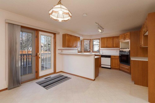 39 Signature Mews Sw, Calgary, AB - Indoor Photo Showing Kitchen