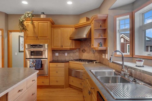 15 Rosery Drive Nw, Calgary, AB - Indoor Photo Showing Kitchen With Double Sink