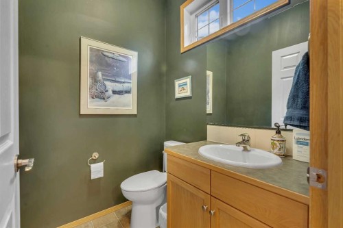 15 Rosery Drive Nw, Calgary, AB - Indoor Photo Showing Bathroom