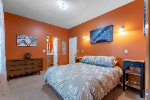 15 Rosery Drive Nw, Calgary, AB - Indoor Photo Showing Bedroom