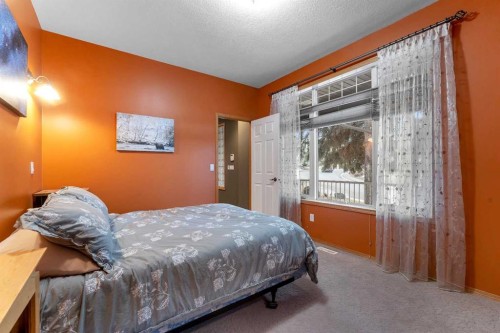 15 Rosery Drive Nw, Calgary, AB - Indoor Photo Showing Bedroom