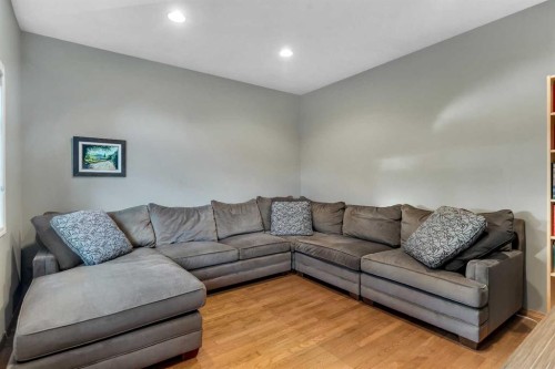 15 Rosery Drive Nw, Calgary, AB - Indoor Photo Showing Living Room