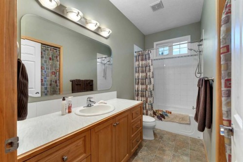 15 Rosery Drive Nw, Calgary, AB - Indoor Photo Showing Bathroom