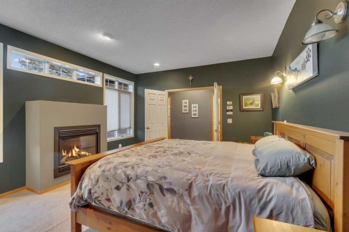 15 Rosery Drive Nw, Calgary, AB - Indoor Photo Showing Bedroom