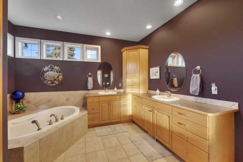 15 Rosery Drive Nw, Calgary, AB - Indoor Photo Showing Bathroom