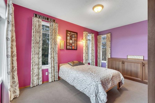 15 Rosery Drive Nw, Calgary, AB - Indoor Photo Showing Bedroom