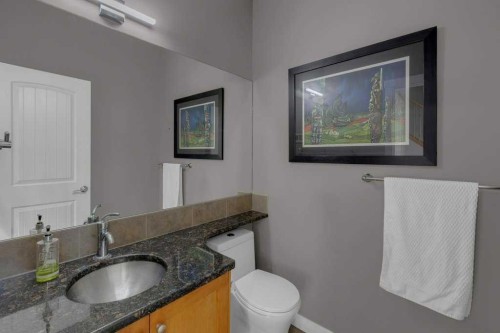 7314 34 Avenue Nw, Calgary, AB - Indoor Photo Showing Bathroom