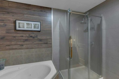 7314 34 Avenue Nw, Calgary, AB - Indoor Photo Showing Bathroom