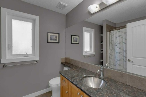 7314 34 Avenue Nw, Calgary, AB - Indoor Photo Showing Bathroom
