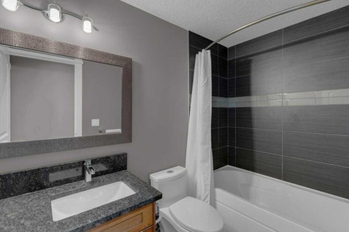 7314 34 Avenue Nw, Calgary, AB - Indoor Photo Showing Bathroom