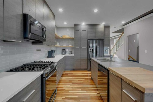 7314 34 Avenue Nw, Calgary, AB - Indoor Photo Showing Kitchen With Upgraded Kitchen