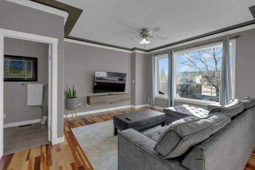 7314 34 Avenue Nw, Calgary, AB - Indoor Photo Showing Living Room