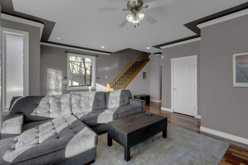 7314 34 Avenue Nw, Calgary, AB - Indoor Photo Showing Living Room
