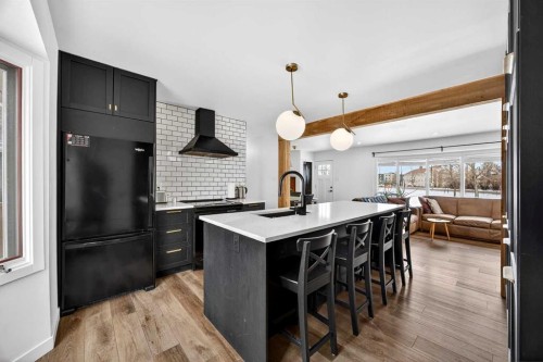 23 Beaupre Crescent Nw, Calgary, AB - Indoor Photo Showing Kitchen With Upgraded Kitchen