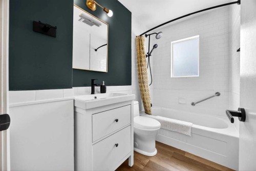 23 Beaupre Crescent Nw, Calgary, AB - Indoor Photo Showing Bathroom