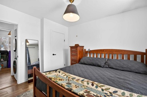 23 Beaupre Crescent Nw, Calgary, AB - Indoor Photo Showing Bedroom