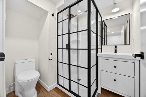 23 Beaupre Crescent Nw, Calgary, AB - Indoor Photo Showing Bathroom