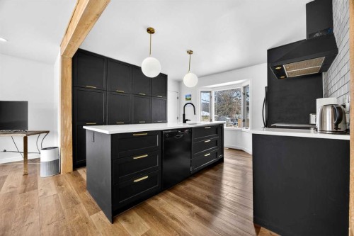 23 Beaupre Crescent Nw, Calgary, AB - Indoor Photo Showing Kitchen