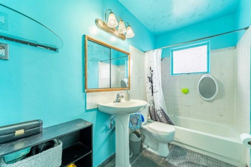 424 Tavender Road Nw, Calgary, AB - Indoor Photo Showing Bathroom