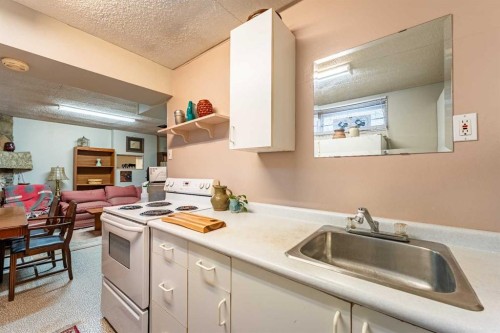 424 Tavender Road Nw, Calgary, AB - Indoor Photo Showing Kitchen