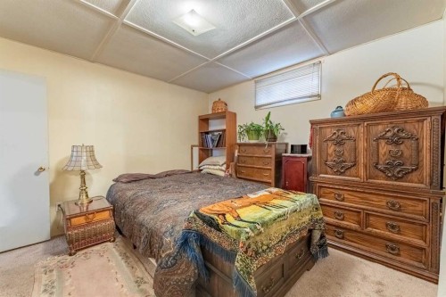 424 Tavender Road Nw, Calgary, AB - Indoor Photo Showing Bedroom