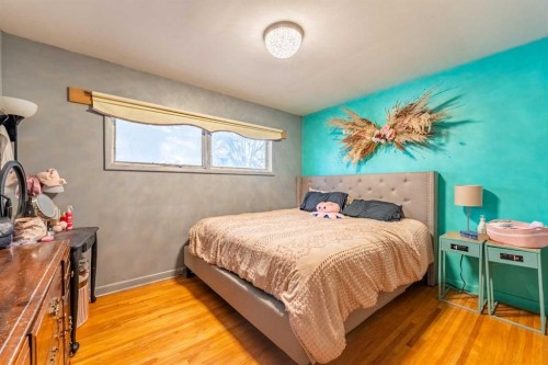 424 Tavender Road Nw, Calgary, AB - Indoor Photo Showing Bedroom