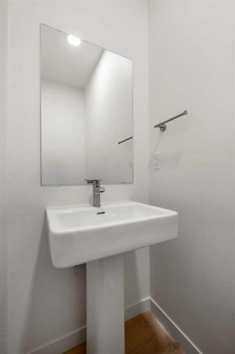 27 Heritage Heath, Cochrane, AB - Indoor Photo Showing Bathroom