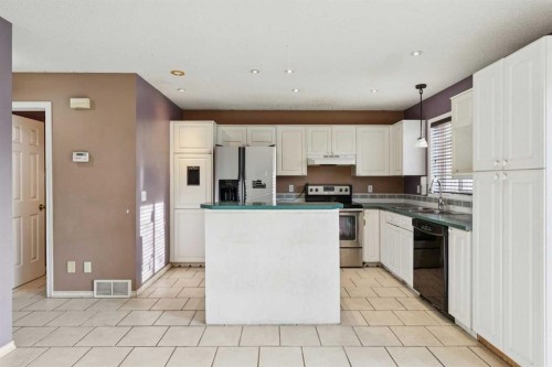 47 Covewood Park Ne, Calgary, AB - Indoor Photo Showing Kitchen