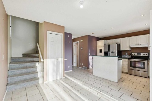 47 Covewood Park Ne, Calgary, AB - Indoor Photo Showing Kitchen