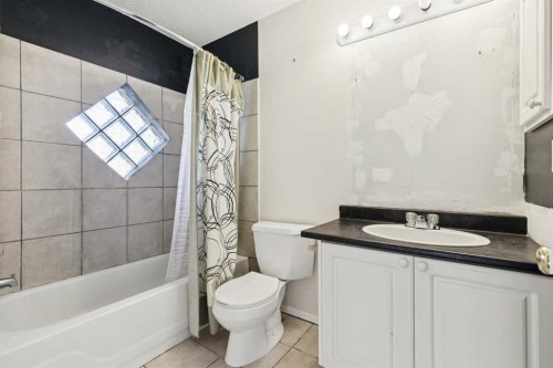 47 Covewood Park Ne, Calgary, AB - Indoor Photo Showing Bathroom