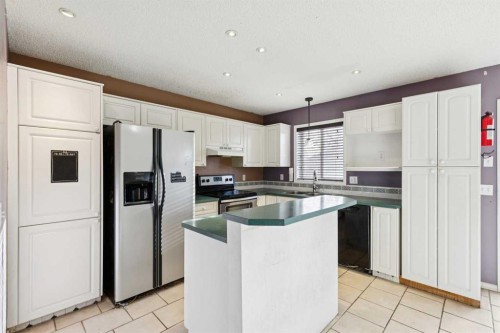 47 Covewood Park Ne, Calgary, AB - Indoor Photo Showing Kitchen