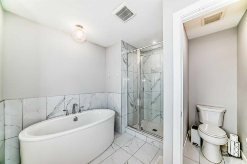 896 West Lakeview Drive, Chestermere, AB - Indoor Photo Showing Bathroom