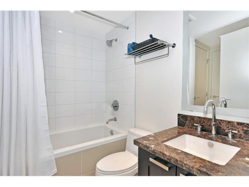 416-222 Riverfront Avenue Sw, Calgary, AB - Indoor Photo Showing Bathroom
