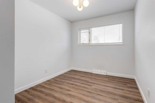 651 84 Avenue Sw, Calgary, AB - Indoor Photo Showing Other Room