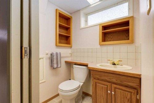 651 84 Avenue Sw, Calgary, AB - Indoor Photo Showing Bathroom