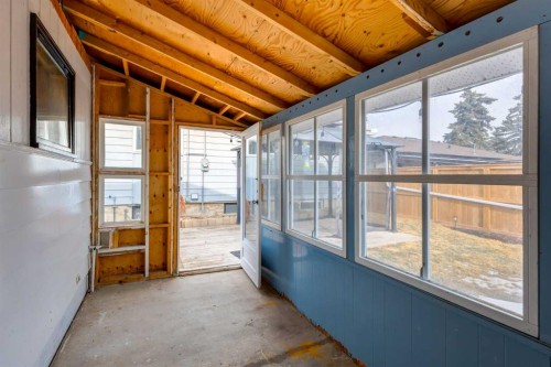 651 84 Avenue Sw, Calgary, AB - Indoor Photo Showing Other Room