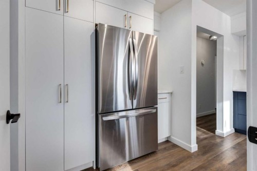 651 84 Avenue Sw, Calgary, AB - Indoor Photo Showing Other Room