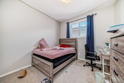 17 Walgrove Manor Se, Calgary, AB - Indoor Photo Showing Bedroom