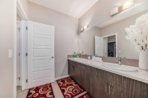 17 Walgrove Manor Se, Calgary, AB - Indoor Photo Showing Bathroom