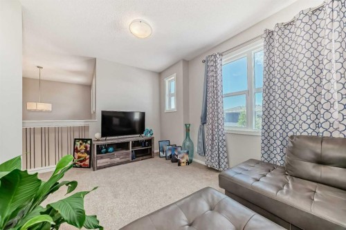 17 Walgrove Manor Se, Calgary, AB - Indoor Photo Showing Living Room