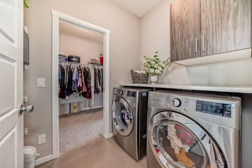 17 Walgrove Manor Se, Calgary, AB - Indoor Photo Showing Laundry Room