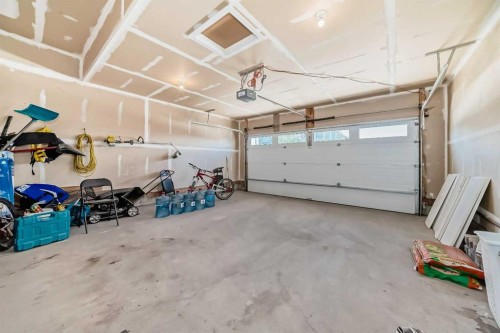 17 Walgrove Manor Se, Calgary, AB - Indoor Photo Showing Garage
