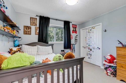 113 Copperpond Bay Se, Calgary, AB - Indoor Photo Showing Bedroom