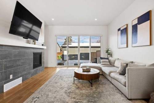 318 28 Avenue Ne, Calgary, AB - Indoor Photo Showing Living Room With Fireplace