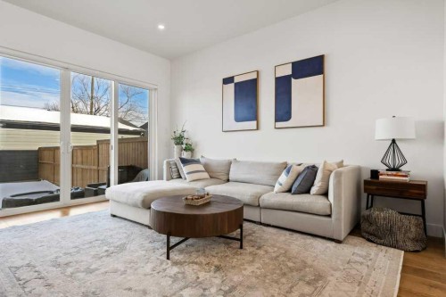 318 28 Avenue Ne, Calgary, AB - Indoor Photo Showing Living Room